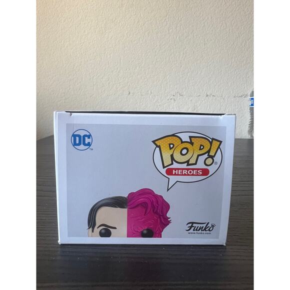 VAULTED Two-Face Batman Forever Funko Pop #341 DC Comics Tommy Lee Jones Heroes - Picture 5 of 6